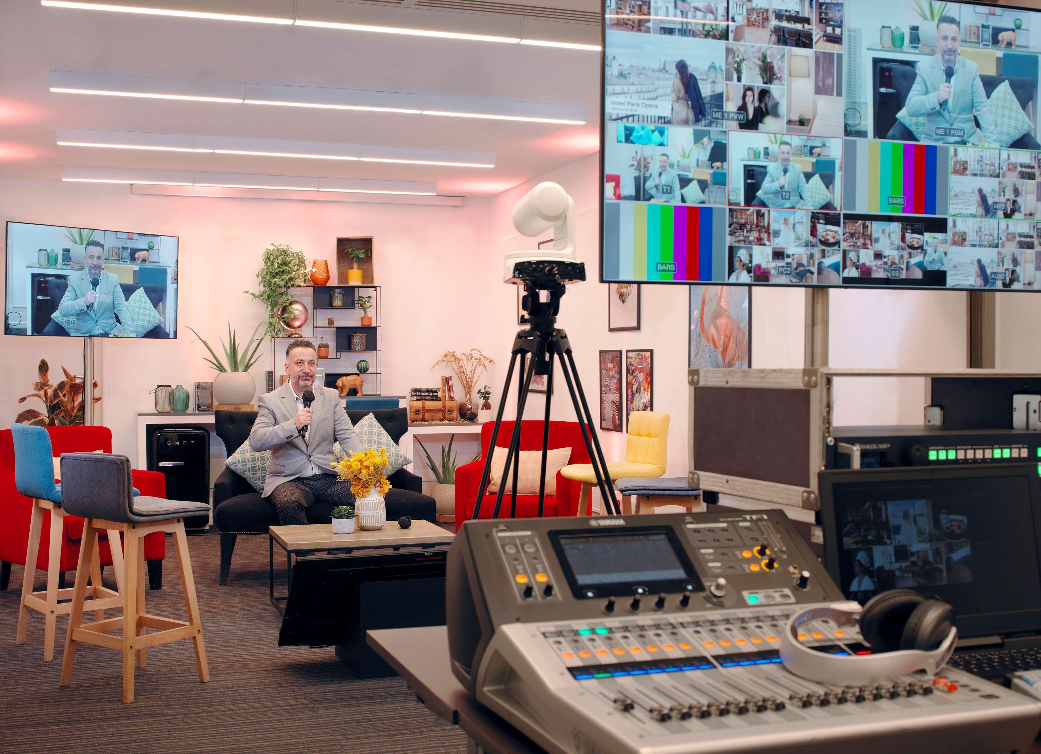 Novotel Muenchen Airport - Newly Renovated Frisinga Esterno foto A photo of a video production studio