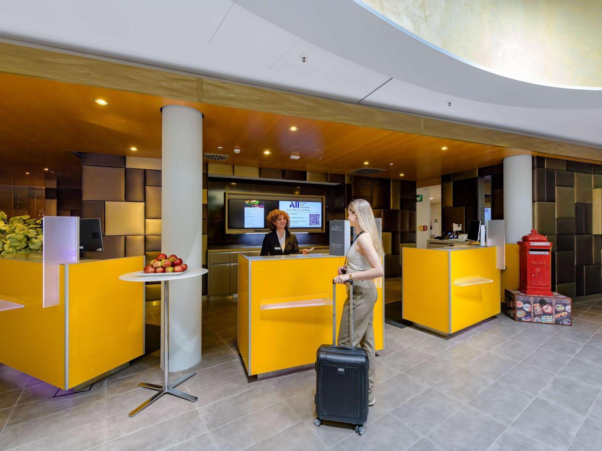 Novotel Muenchen Airport - Newly Renovated Frisinga Esterno foto Reception desk