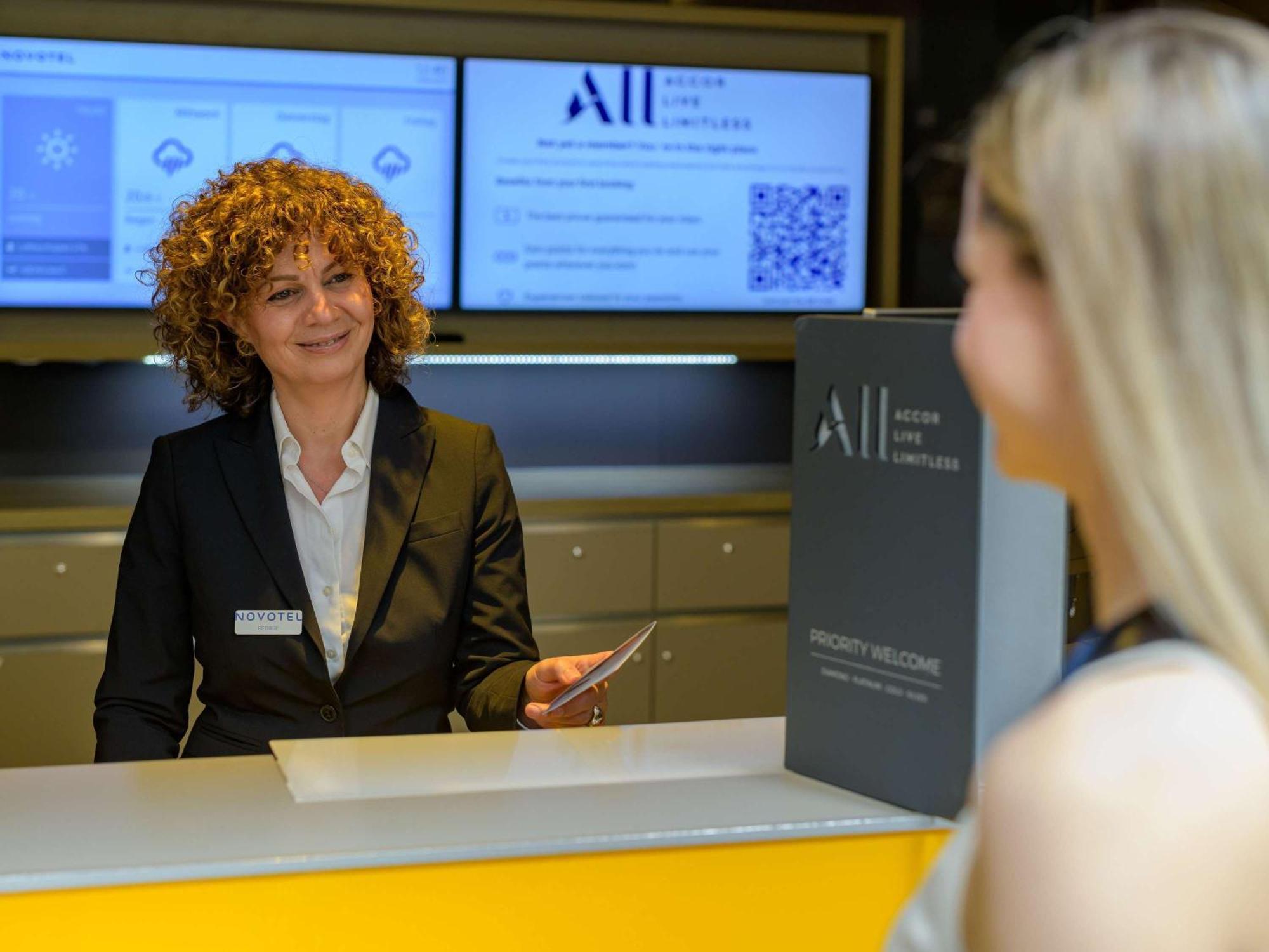 Novotel Muenchen Airport - Newly Renovated Frisinga Esterno foto Reception desk