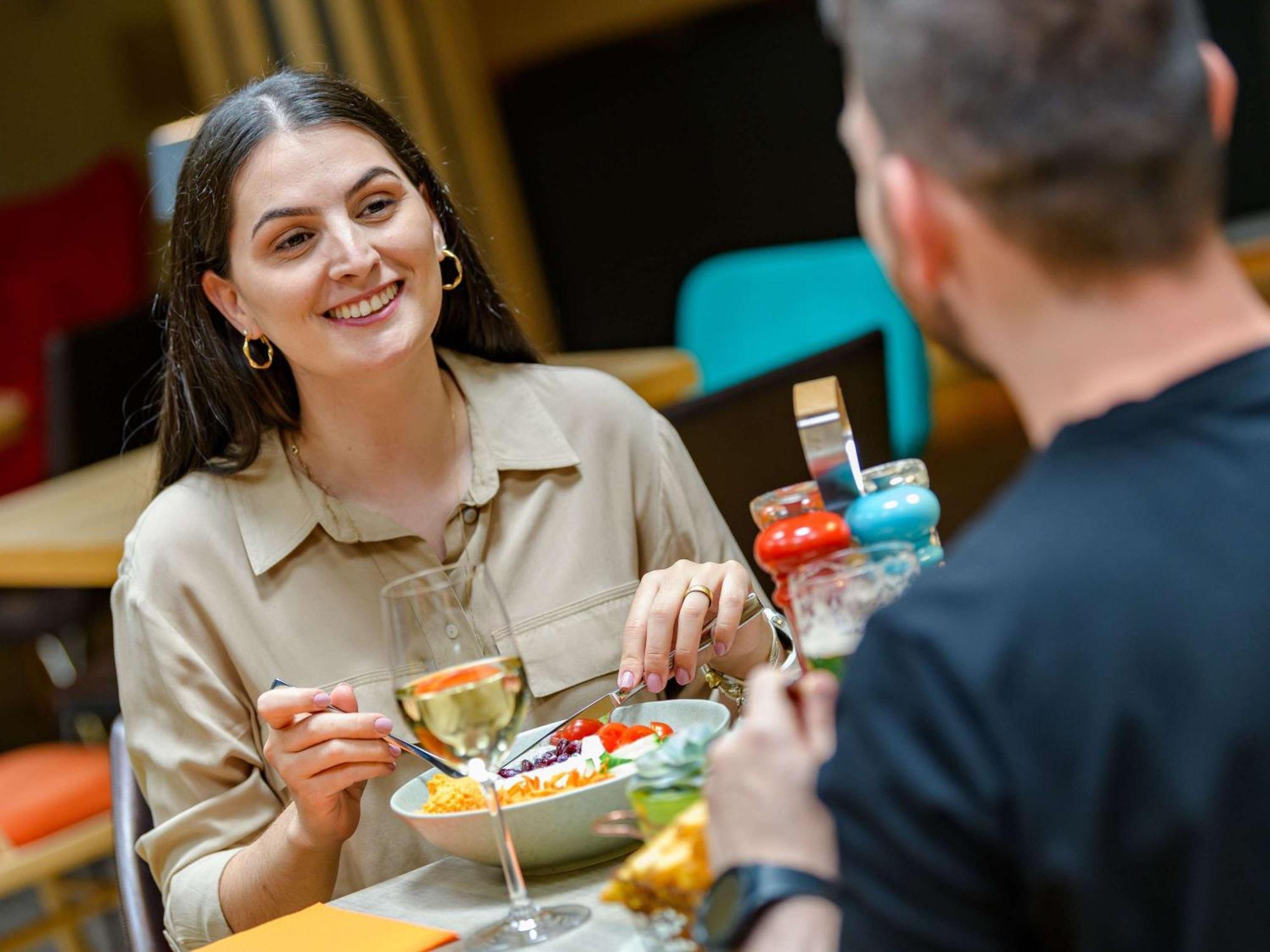 Novotel Muenchen Airport - Newly Renovated Frisinga Esterno foto Dinner in a restaurant