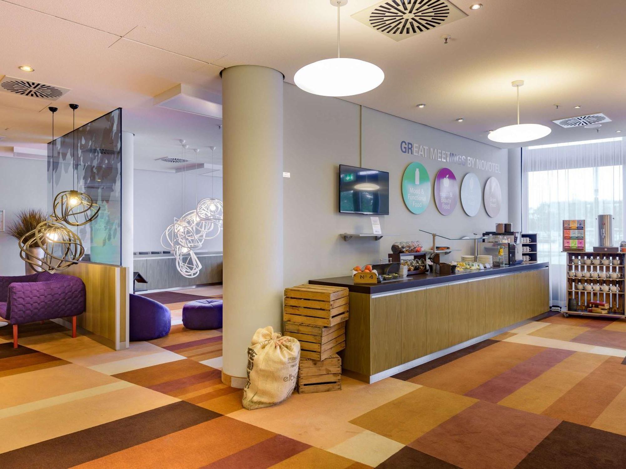 Novotel Muenchen Airport - Newly Renovated Frisinga Esterno foto Reception desk