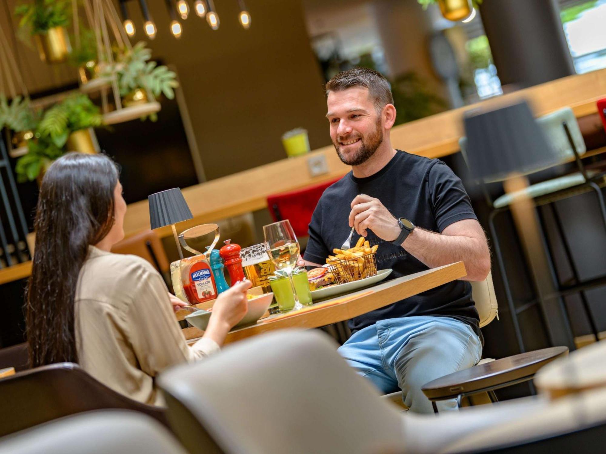 Novotel Muenchen Airport - Newly Renovated Frisinga Esterno foto "We are a family, we are a team, we are a team of friends"
