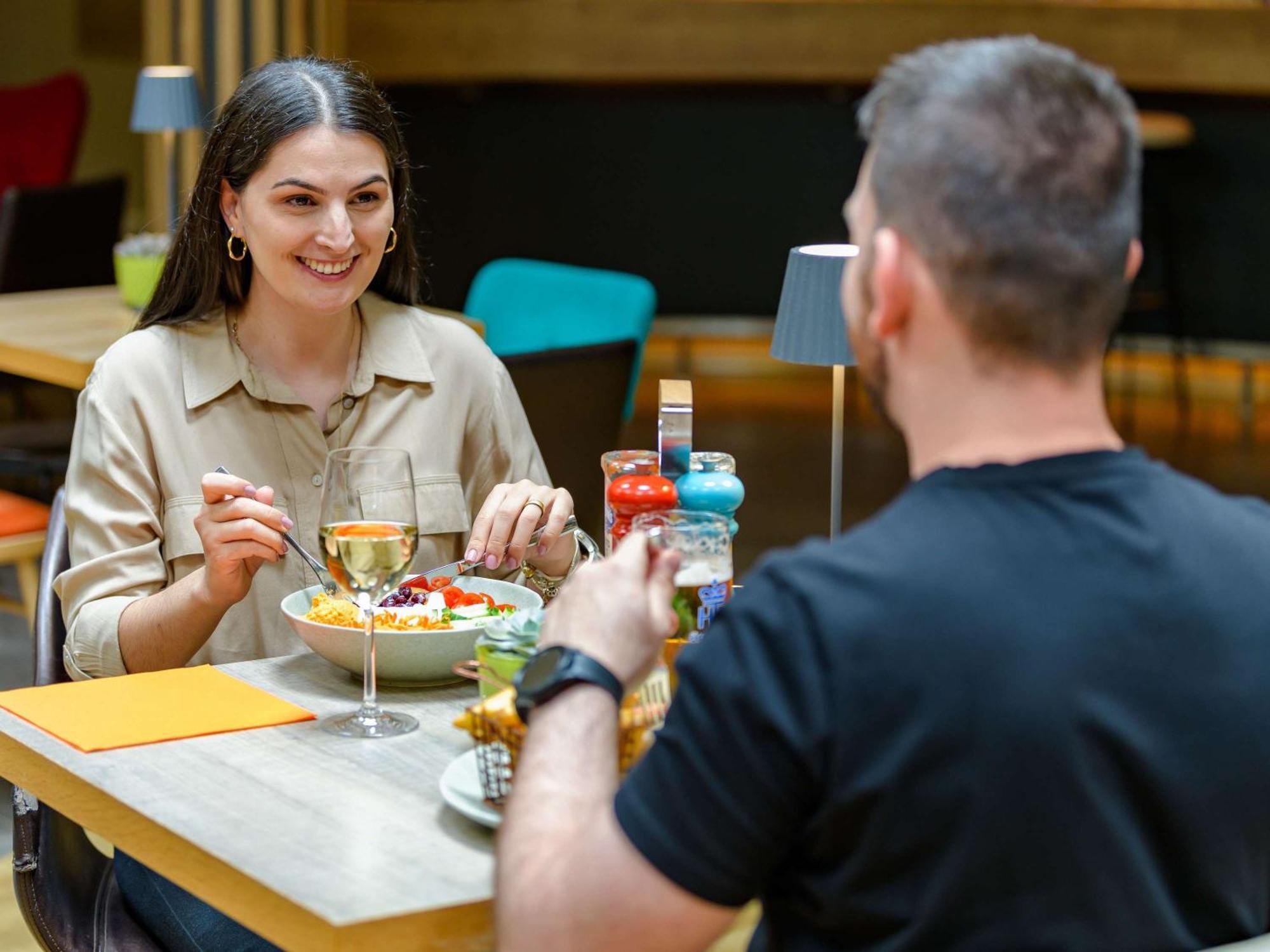 Novotel Muenchen Airport - Newly Renovated Frisinga Esterno foto couple having dinner together