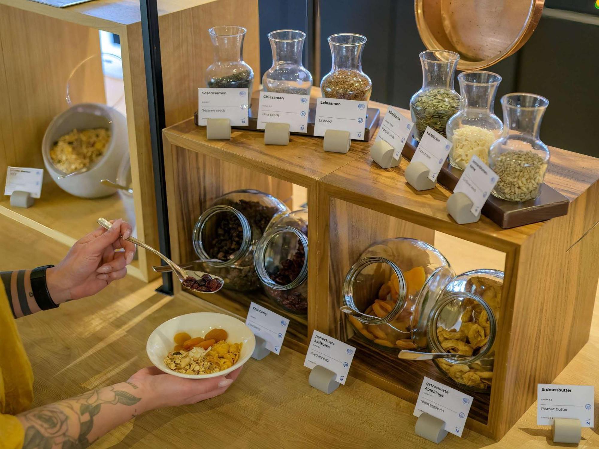 Novotel Muenchen Airport - Newly Renovated Frisinga Esterno foto Breakfast buffet with various healthy options