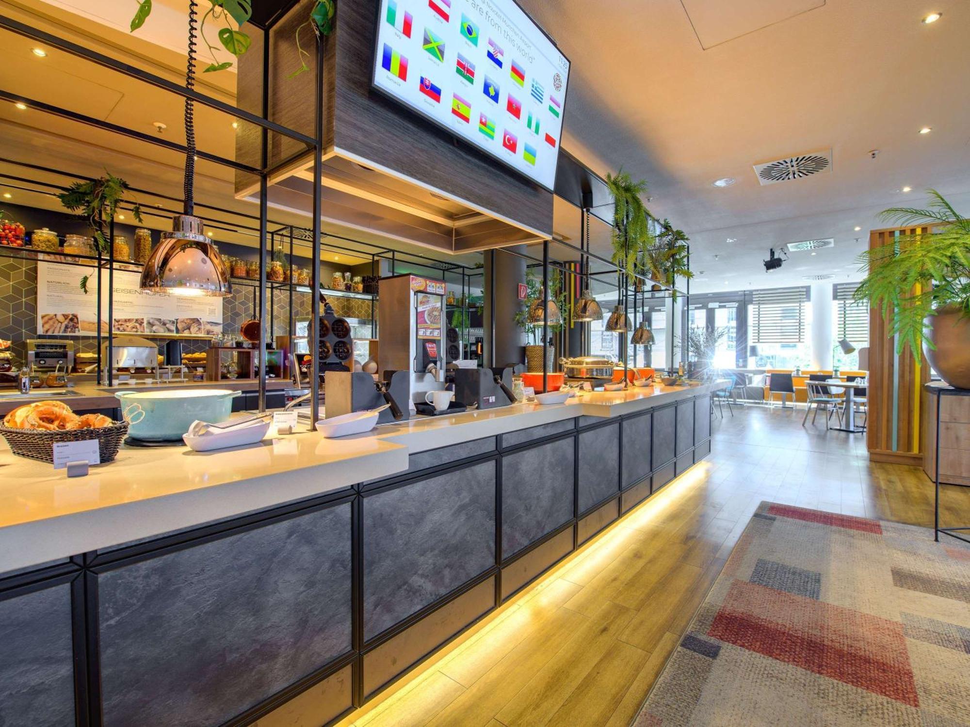 Novotel Muenchen Airport - Newly Renovated Frisinga Esterno foto Breakfast buffet at the hotel