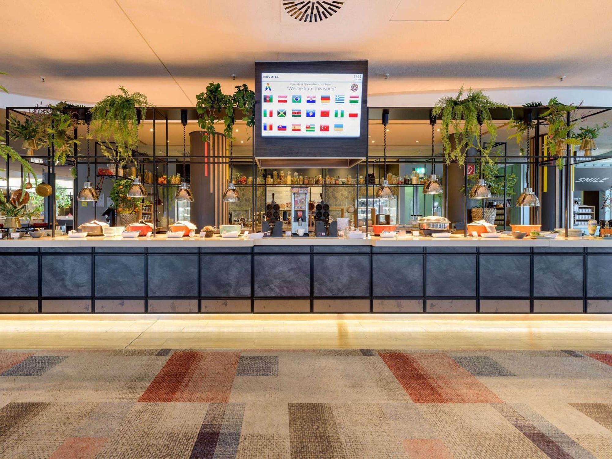 Novotel Muenchen Airport - Newly Renovated Frisinga Esterno foto Reception desk