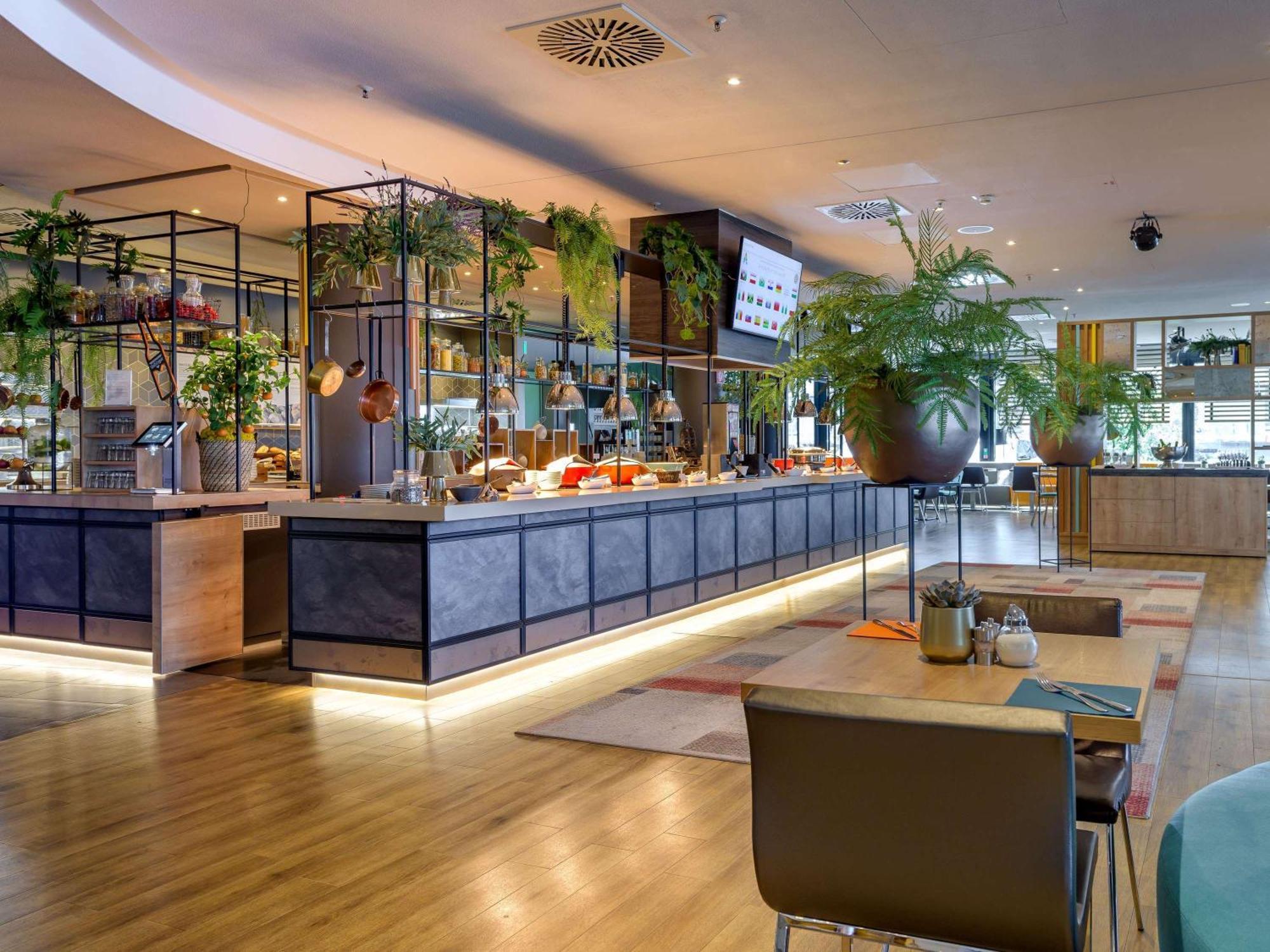 Novotel Muenchen Airport - Newly Renovated Frisinga Esterno foto The breakfast buffet at the hotel