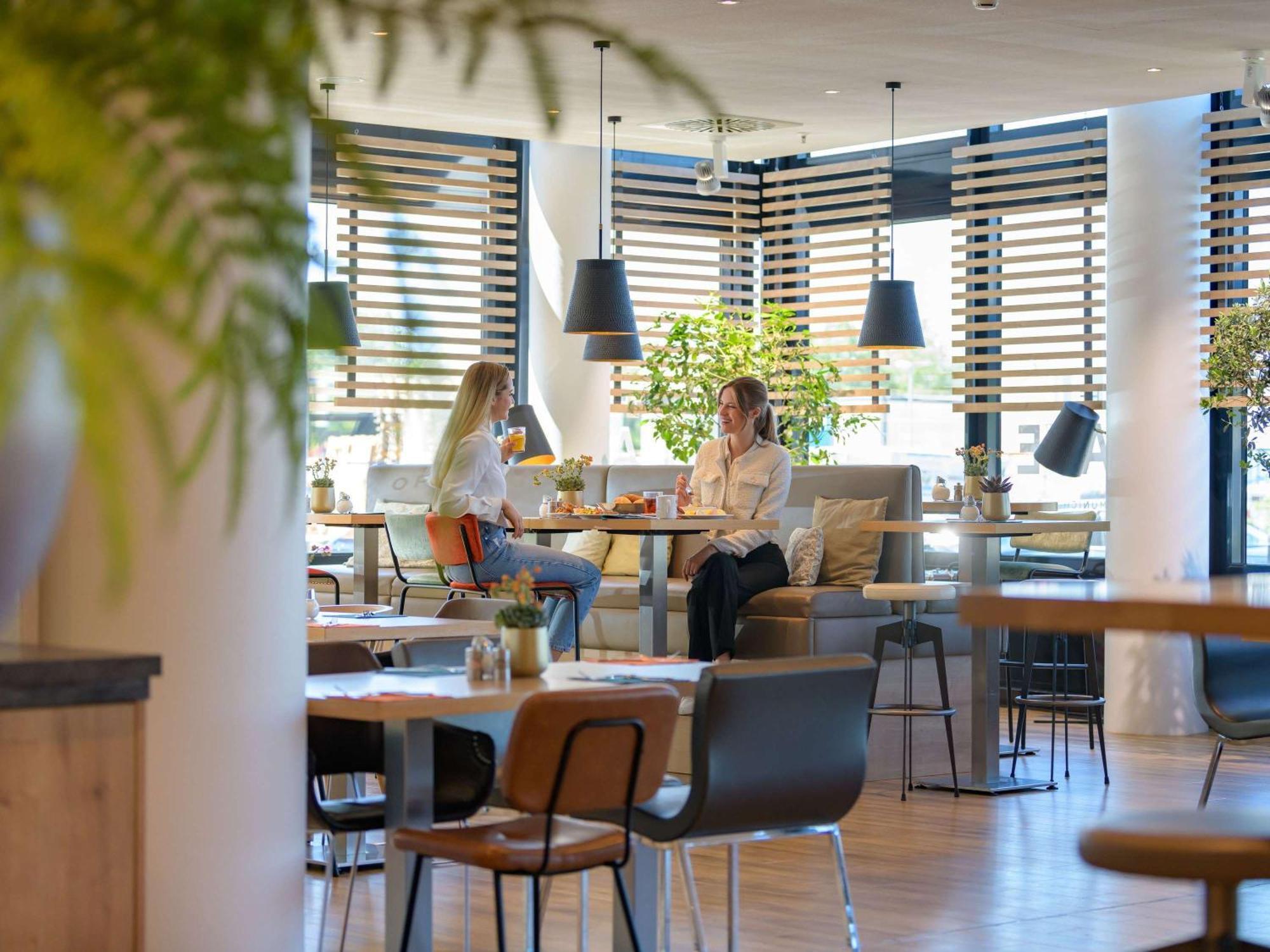Novotel Muenchen Airport - Newly Renovated Frisinga Esterno foto Breakfast at the hotel