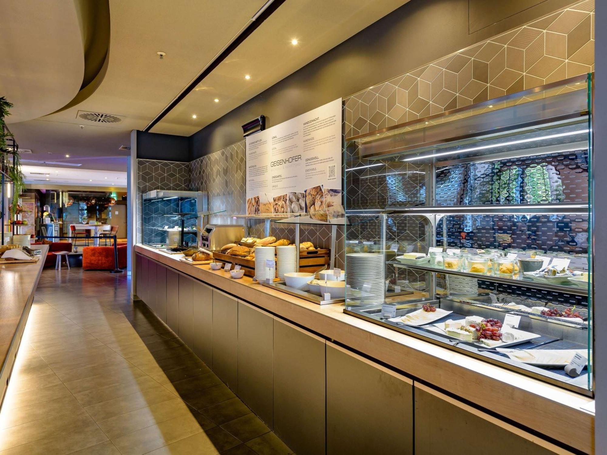 Novotel Muenchen Airport - Newly Renovated Frisinga Esterno foto Breakfast buffet at the hotel