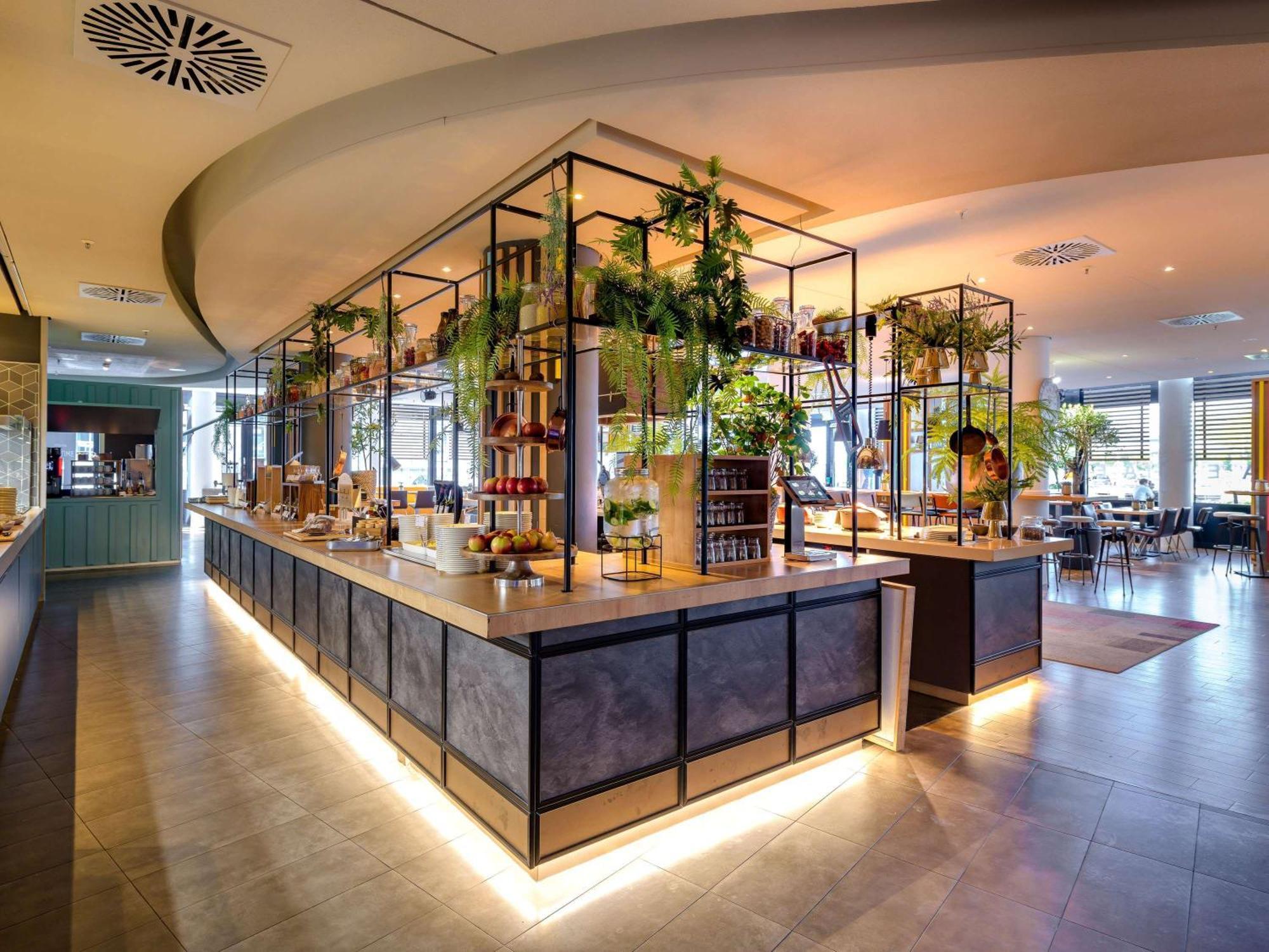 Novotel Muenchen Airport - Newly Renovated Frisinga Esterno foto Breakfast buffet