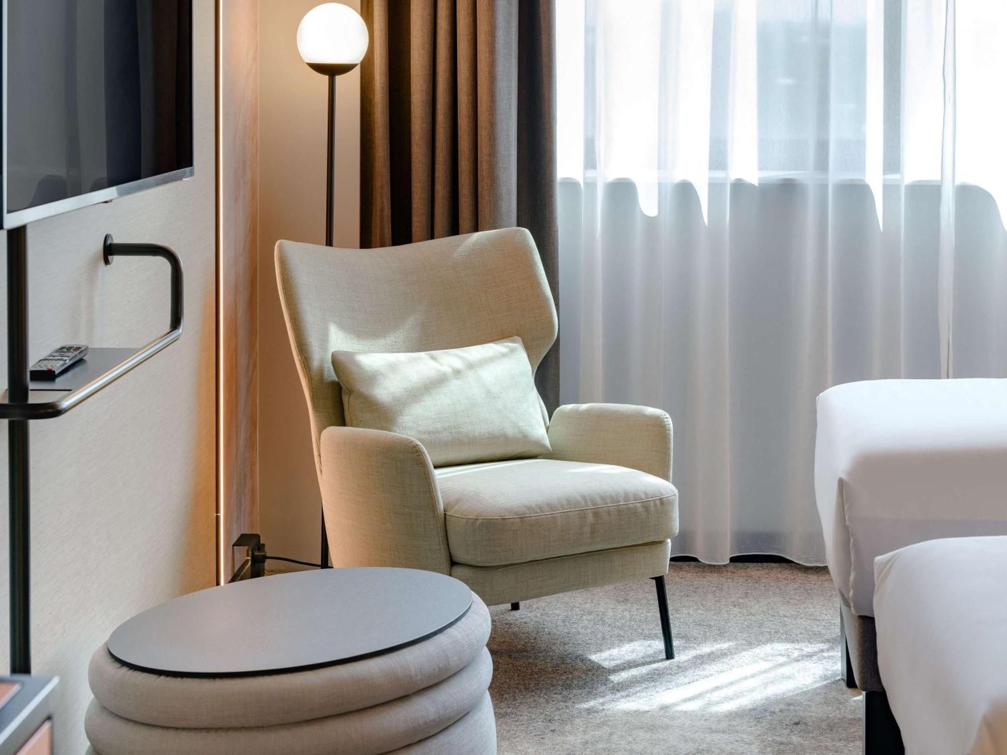 Novotel Muenchen Airport - Newly Renovated Frisinga Esterno foto The chair in a room at the hotel